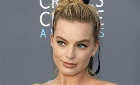 Body Measurements of Margot Robbie with Bra Size。